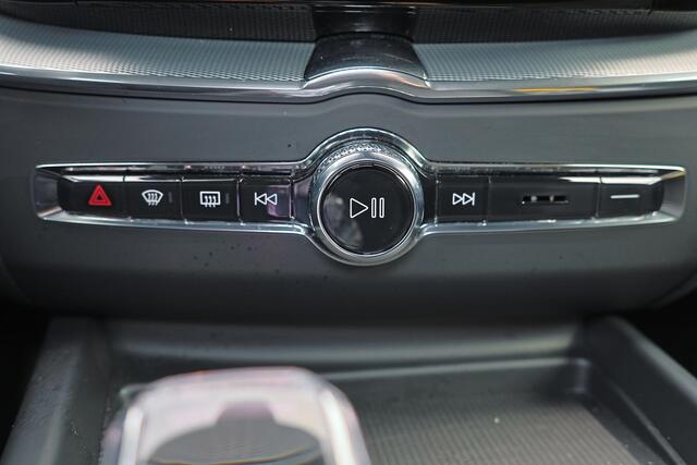 Volvo XC60 T8 Recharge AWD Plus Black Edition - Luchtvering - Panorama/schuifdak - IntelliSafe Assist & Surround - 360º Camera - Harman/Kardon audio - Adaptieve LED koplampen - Verwarmde voorstoelen, stuur & achterbank - Parkeersensoren voor & achter - Elektr. bedie