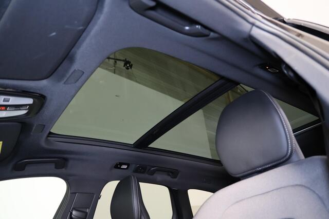 Volvo XC60 T8 Recharge AWD Plus Black Edition - Panorama/schuifdak - IntelliSafe Assist & Surround - 360º Camera - Harman/Kardon audio - Adaptieve LED koplampen - Verwarmde voorstoelen, stuur & achterbank - Parkeersensoren voor & achter - Elektr. bedienb. voorstoele