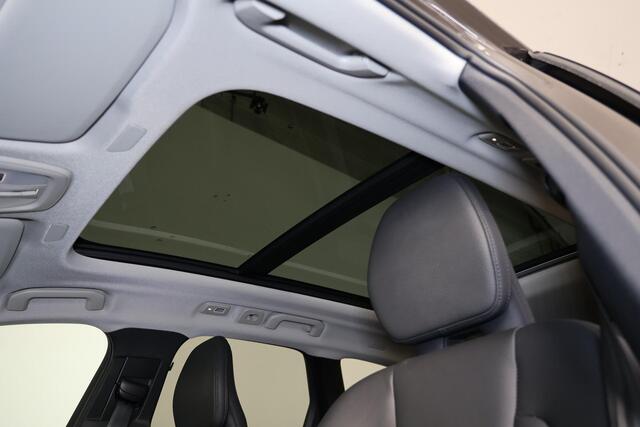 Volvo XC60 T8 Recharge AWD Plus Dark - Panorama/schuifdak - IntelliSafe Assist & Surround - 360º Camera - Harman/Kardon audio - Adaptieve LED koplampen - Verwarmde voorstoelen, stuur & achterbank - Parkeersensoren voor & achter - Elektr. bedienb. voorstoelen met geh