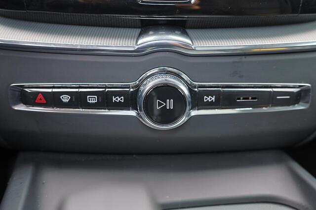 Volvo XC60 T8 Recharge AWD Plus Dark - Panorama/schuifdak - IntelliSafe Assist & Surround - 360º Camera - Harman/Kardon audio - Adaptieve LED koplampen - Verwarmde voorstoelen, stuur & achterbank - Parkeersensoren voor & achter - Elektr. bedienb. voorstoelen met geh