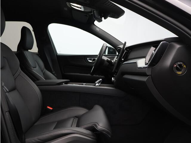 Volvo XC60 2.0 T6 Plug-in hybrid AWD Plus Black Edition / Stoelventilatie / 360 graden camera / Harman Kardon / Extra getinte ramen / Stoel+stuurwielverwarming