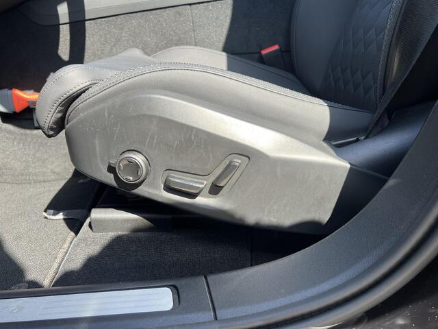 Volvo XC60 T6 Plug-in hybrid AWD Plus Dark | Blis | Elektrische stoelen | Pano dak | Trekhaak | Stuur en Stoel verwarming | Harman Kardon audio | Keyless | 360 camera | Google |