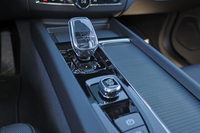 Volvo XC60 T6 Recharge AWD Plus Black Edition - Luchtvering - Panorama/schuifdak - IntelliSafe Assist & Surround - 360º Camera - Harman/Kardon audio - Adaptieve LED koplampen - Verwarmde voorstoelen, stuur & achterbank - Parkeersensoren voor & achter - Elektr. bedie