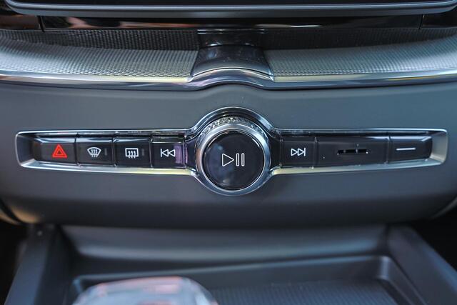 Volvo XC60 T6 Recharge AWD Plus Black Edition - Panorama/schuifdak - IntelliSafe Assist & Surround - 360º Camera - Harman/Kardon audio - Verwarmde voorstoelen, stuur & achterbank - Parkeersensoren voor & achter - Elektr. bedienb. voorstoelen met geheugen - Head up d