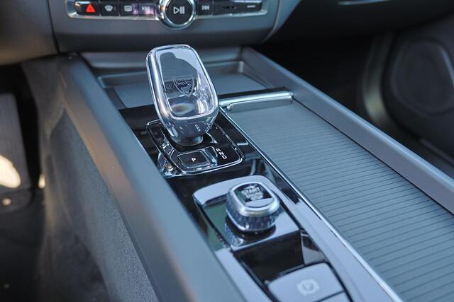 Volvo XC60 T6 Recharge AWD Plus Black Edition - Panorama/schuifdak - IntelliSafe Assist & Surround - 360º Camera - Harman/Kardon audio - Verwarmde voorstoelen, stuur & achterbank - Parkeersensoren voor & achter - Elektr. bedienb. voorstoelen met geheugen - Head up d
