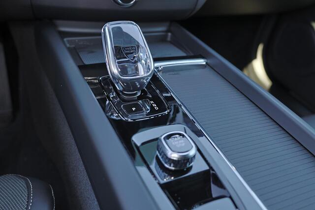 Volvo XC60 T6 Recharge AWD Plus Dark - IntelliSafe Assist & Surround - Harman/Kardon audio - Parkeercamera achter - Verwarmde voorstoelen, stuur & achterbank - Parkeersensoren voor & achter - Elektr. bedienb. voorstoelen met geheugen - Draadloze tel. lader - Extra g