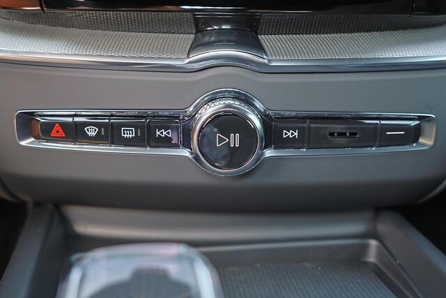 Volvo XC60 T6 Recharge AWD Plus Dark - IntelliSafe Assist & Surround - Harman/Kardon audio - Parkeercamera achter - Verwarmde voorstoelen, stuur & achterbank - Parkeersensoren voor & achter - Elektr. bedienb. voorstoelen met geheugen - Draadloze tel. lader - Extra g