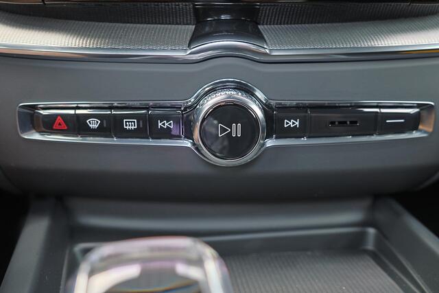 Volvo XC60 T8 Recharge AWD Ultra Black Edition Exec - Luchtvering - Panorama/schuifdak - IntelliSafe Assist & Surround - 360º Camera - Bowers & Wilkins audio - Adaptieve LED koplampen - Verwarmde voorstoelen, stuur & achterbank - Parkeersensoren voor & achter - Elek