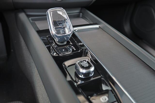 Volvo XC60 T8 Recharge AWD Ultra Black Edition Exec - Luchtvering - Panorama/schuifdak - IntelliSafe Assist & Surround - 360º Camera - Bowers & Wilkins audio - Adaptieve LED koplampen - Verwarmde voorstoelen, stuur & achterbank - Parkeersensoren voor & achter - Elek