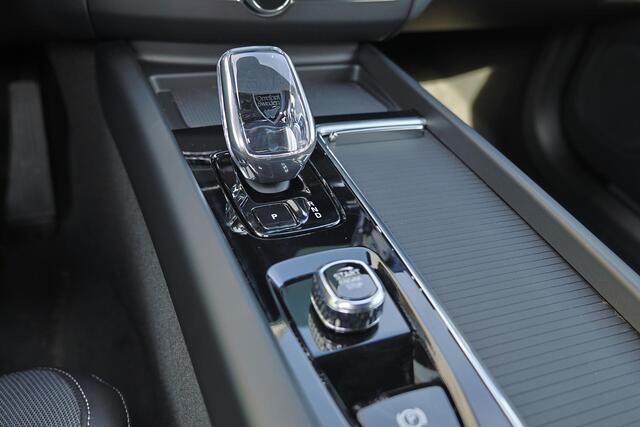 Volvo XC60 T6 Recharge AWD Plus Dark - IntelliSafe Assist & Surround - Harman/Kardon audio - Parkeercamera achter - Verwarmde voorstoelen, stuur & achterbank - Parkeersensoren voor & achter - Elektr. bedienb. voorstoelen met geheugen - Draadloze tel. lader - Extra g