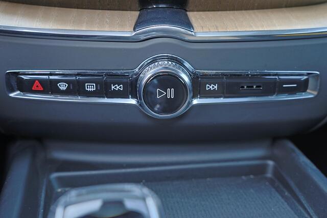 Volvo XC60 T6 Recharge AWD Ultra Dark - Panorama/schuifdak - IntelliSafe Assist & Surround - 360º Camera - Harman/Kardon audio - Adaptieve LED koplampen - Verwarmde voorstoelen, stuur & achterbank - Parkeersensoren voor & achter - Elektr. bedienb. voorstoelen met ge