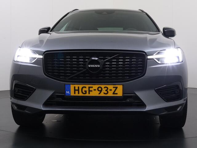 Volvo XC60 2.0 Recharge T8 AWD R-Design PLUG-IN HYBRIDE | SOH 89% | PANORAMADAK | ELEKTR. TREKHAAK | LEDER | CAMERA | HARMAN KARDON | MEMORY SEATS | 21" LMV | WINTERPAKKET STOEL + STUURVERWARMING || RIJKLAAR | 12 MND BOVAG GARANTIE |