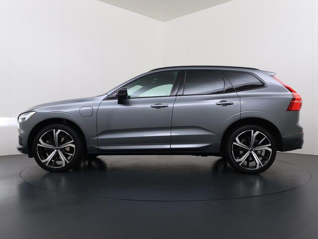 Volvo XC60 2.0 Recharge T8 AWD R-Design PLUG-IN HYBRIDE | SOH 89% | PANORAMADAK | ELEKTR. TREKHAAK | LEDER | CAMERA | HARMAN KARDON | MEMORY SEATS | 21" LMV | WINTERPAKKET STOEL + STUURVERWARMING || RIJKLAAR | 12 MND BOVAG GARANTIE |