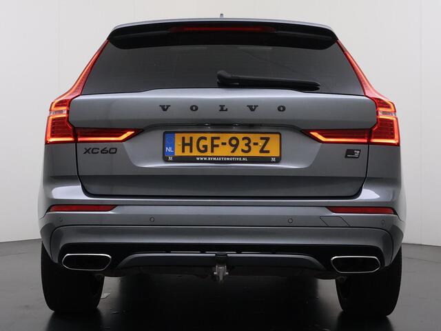 Volvo XC60 2.0 Recharge T8 AWD R-Design PLUG-IN HYBRIDE | SOH 89% | PANORAMADAK | ELEKTR. TREKHAAK | LEDER | CAMERA | HARMAN KARDON | MEMORY SEATS | 21" LMV | WINTERPAKKET STOEL + STUURVERWARMING || RIJKLAAR | 12 MND BOVAG GARANTIE |