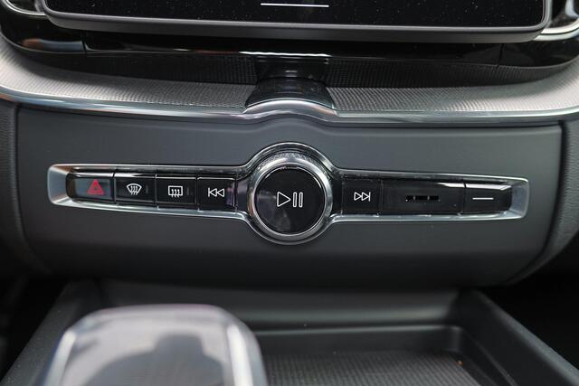 Volvo XC60 T8 Recharge AWD Plus Black Edition - Panorama/schuifdak - IntelliSafe Assist & Surround - 360º Camera - Harman/Kardon audio - Adaptieve LED koplampen - Verwarmde voorstoelen, stuur & achterbank - Parkeersensoren voor & achter - Head up display - Draadloze