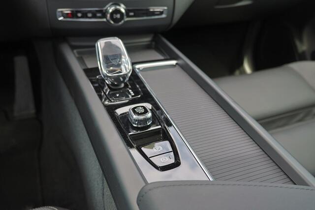 Volvo XC60 T8 Recharge AWD Plus Black Edition - Panorama/schuifdak - IntelliSafe Assist & Surround - 360º Camera - Harman/Kardon audio - Adaptieve LED koplampen - Verwarmde voorstoelen, stuur & achterbank - Parkeersensoren voor & achter - Head up display - Draadloze