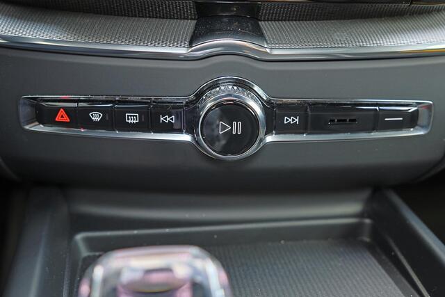 Volvo XC60 T8 Plug-in hybrid AWD Ultra Black Edition - Luchtvering - Panorama/schuifdak - IntelliSafe Assist & Surround - 360º Camera - Bowers & Wilkins audio - Adaptieve LED koplampen - Verwarmde voorstoelen, stuur & achterbank - Parkeersensoren voor & achter - Ele