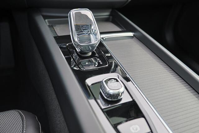 Volvo XC60 T6 Recharge AWD Plus Black Edition - Panorama/schuifdak - IntelliSafe Assist & Surround - 360º Camera - Harman/Kardon audio - Verwarmde voorstoelen, stuur & achterbank - Parkeersensoren voor & achter - Elektr. bedienb. voorstoelen met geheugen - Head up d
