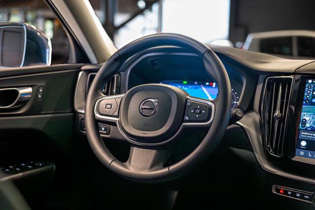 Volvo XC60 2.0 T6 Plug-in hybrid AWD Essential Edition Bright Schuifdak | Camera