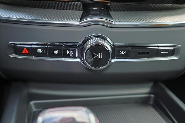 Volvo XC60 T6 Recharge AWD Plus Black Edition - Panorama/schuifdak - IntelliSafe Assist & Surround - 360º Camera - Harman/Kardon audio - Verwarmde voorstoelen, stuur & achterbank - Parkeersensoren voor & achter - Elektr. bedienb. voorstoelen met geheugen - Head up d
