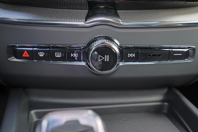 Volvo XC60 T8 Recharge AWD Ultra Black Edition Exec - Luchtvering - Panorama/schuifdak - IntelliSafe Assist & Surround - 360º Camera - Bowers & Wilkins audio - Adaptieve LED koplampen - Verwarmde voorstoelen, stuur & achterbank - Parkeersensoren voor & achter - Elek