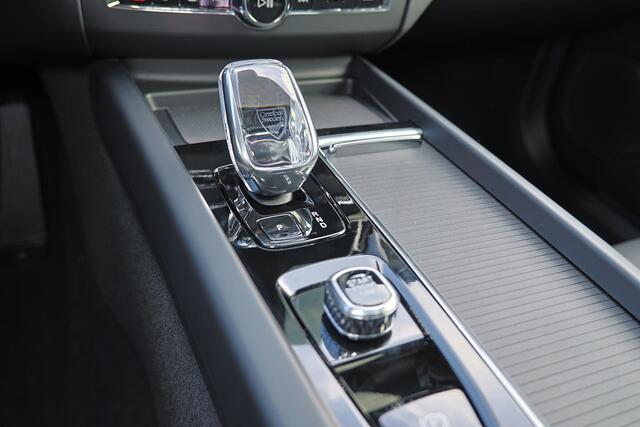 Volvo XC60 T8 Recharge AWD Ultra Black Edition Exec - Luchtvering - Panorama/schuifdak - IntelliSafe Assist & Surround - 360º Camera - Bowers & Wilkins audio - Adaptieve LED koplampen - Verwarmde voorstoelen, stuur & achterbank - Parkeersensoren voor & achter - Elek