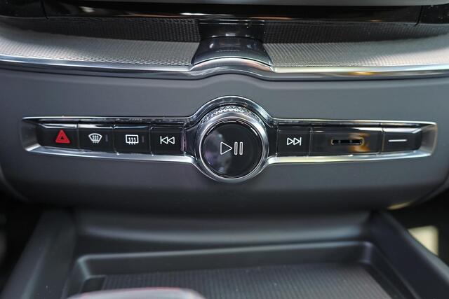 Volvo XC60 T6 Recharge AWD Plus Black Edition - Panorama/schuifdak - IntelliSafe Assist & Surround - 360º Camera - Harman/Kardon audio - Verwarmde voorstoelen, stuur & achterbank - Parkeersensoren voor & achter - Elektr. bedienb. voorstoelen met geheugen - Head up d