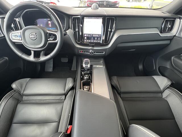 Volvo XC60 2.0 T8 455 pk Plug-in hybrid AWD Ultimate Black Edition Trekhaak Panoramadak Bowers en Wilkins Audio Elektrische Sportstoelen 21 Inch Velgen 360 Camera Head-Up Display Apple Carplay Extra Getint Glas Navigatie Long Range 1e Eigenaar BTW Auto