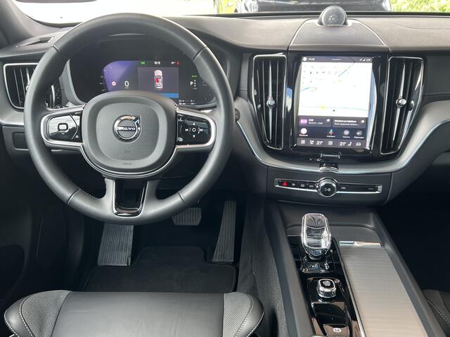 Volvo XC60 2.0 T8 455 pk Plug-in hybrid AWD Ultimate Black Edition Trekhaak Panoramadak Bowers en Wilkins Audio Elektrische Sportstoelen 21 Inch Velgen 360 Camera Head-Up Display Apple Carplay Extra Getint Glas Navigatie Long Range 1e Eigenaar BTW Auto