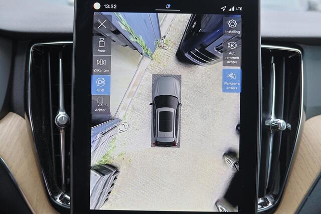 Volvo XC60 T6 Recharge AWD Plus Bright - Panorama/schuifdak - IntelliSafe Assist & Surround - 360º Camera - Harman/Kardon audio - Adaptieve LED koplampen - Verwarmde voorstoelen, stuur & achterbank - Parkeersensoren voor & achter - Elektr. bedienb. voorstoelen met g