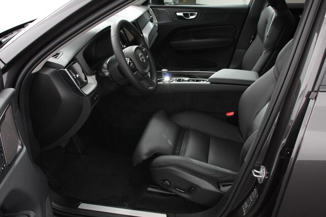 Volvo XC60 2.0 T6 Plug-in hybrid AWD Plus Dark Automaat Leder Navigatie Google Harman Kardon Panorama dak Lichtmetalen Velgen 19" Dab Stoelverwarming Camera Led