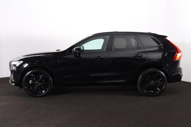 Volvo XC60 T8 Recharge AWD Plus Black Edition - Panorama/schuifdak - IntelliSafe Assist & Surround - Harman/Kardon audio - Adaptieve LED koplampen - Parkeercamera achter - Verwarmde voorstoelen, stuur & achterbank - Parkeersensoren voor & achter - Elektr. bedienb. v