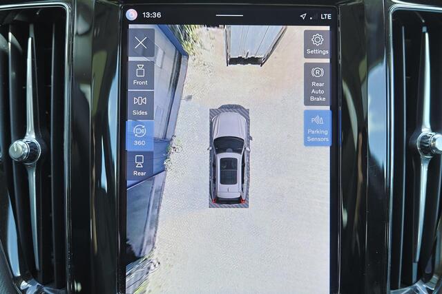 Volvo XC60 T6 Recharge AWD Plus Dark - Panorama/schuifdak - IntelliSafe Assist & Surround - 360º Camera - Verwarmde voorstoelen, stuur & achterbank - Parkeersensoren voor & achter - Elektr. bedienb. voorstoelen met geheugen - Draadloze tel. lader - Inklapbare trekha