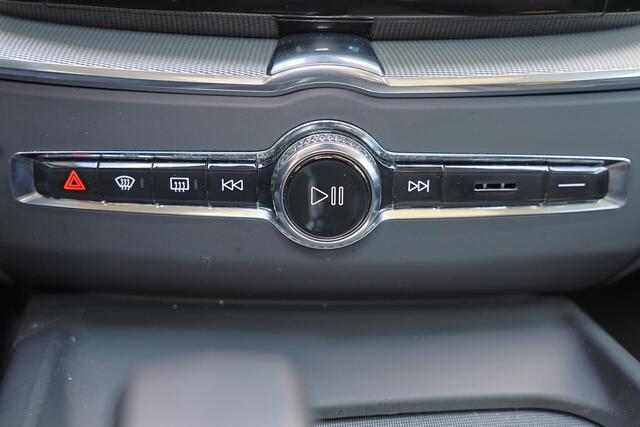 Volvo XC60 T6 Recharge AWD Plus Dark - Panorama/schuifdak - IntelliSafe Assist & Surround - 360º Camera - Verwarmde voorstoelen, stuur & achterbank - Parkeersensoren voor & achter - Elektr. bedienb. voorstoelen met geheugen - Draadloze tel. lader - Inklapbare trekha