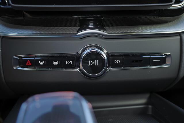 Volvo XC60 T8 Recharge AWD Ultra Black Edition Exec. - Luchtvering - Panorama/schuifdak - IntelliSafe Assist & Surround - 360º Camera - Bowers & Wilkins audio - Adaptieve LED koplampen - Verwarmde voorstoelen, stuur & achterbank - Parkeersensoren voor & achter - Ele