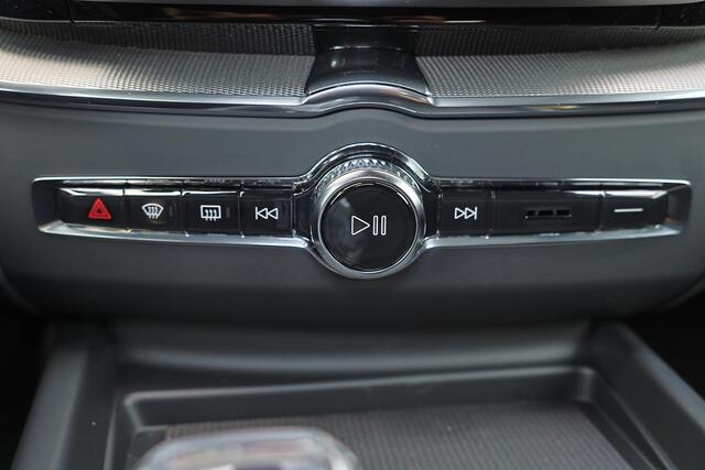 Volvo XC60 T8 Recharge AWD Ultra Black Edition Exec - Luchtvering - Panorama/schuifdak - IntelliSafe Assist & Surround - 360º Camera - Bowers & Wilkins audio - Adaptieve LED koplampen - Verwarmde voorstoelen, stuur & achterbank - Parkeersensoren voor & achter - Elek