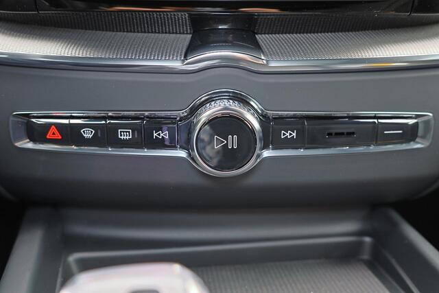 Volvo XC60 T8 Recharge AWD Ultra Black Edition Exec - Luchtvering - Panorama/schuifdak - IntelliSafe Assist & Surround - 360º Camera - Bowers & Wilkins audio - Adaptieve LED koplampen - Verwarmde voorstoelen, stuur & achterbank - Parkeersensoren voor & achter - Elek