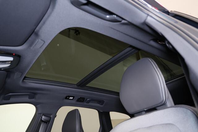 Volvo XC60 T6 Recharge AWD Plus Black Edition - Panorama/schuifdak - IntelliSafe Assist & Surround - 360º Camera - Harman/Kardon audio - Verwarmde voorstoelen, stuur & achterbank - Parkeersensoren voor & achter - Elektr. bedienb. voorstoelen met geheugen - Head up d