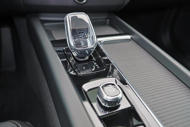 Volvo XC60 T6 Recharge AWD Plus Black Edition - Panorama/schuifdak - IntelliSafe Assist & Surround - 360º Camera - Harman/Kardon audio - Verwarmde voorstoelen, stuur & achterbank - Parkeersensoren voor & achter - Elektr. bedienb. voorstoelen met geheugen - Head up d