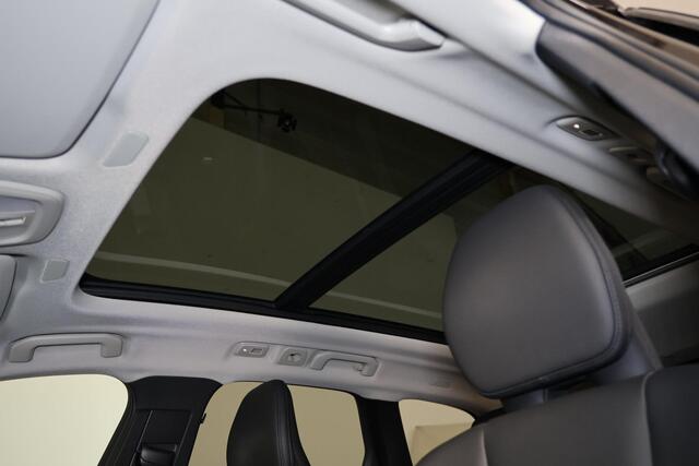 Volvo XC60 T6 Recharge AWD Plus Dark - Panorama/schuifdak - IntelliSafe Assist & Surround - 360º Camera - Harman/Kardon audio - Adaptieve LED koplampen - Verwarmde voorstoelen, stuur & achterbank - Parkeersensoren voor & achter - Elektr. bedienb. voorstoelen met geh