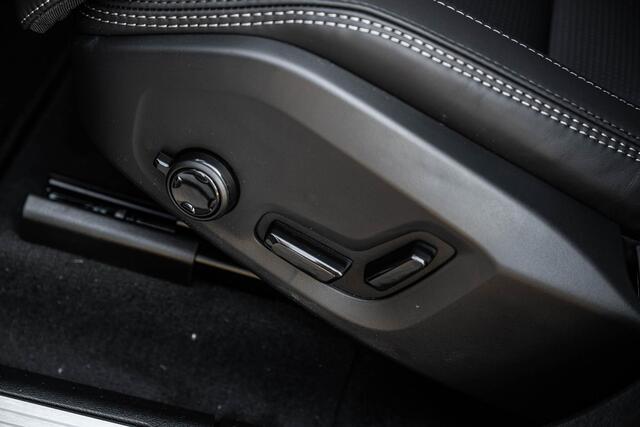 Volvo XC60 2.0 T8 Plug-in hybrid AWD Ultra Black Edition Executive | Luchtvering | 22" | Gelamineerd Glas | Bowers & Wilkins | Stoelmassage & Ventilatie | Stoel & Stuurverwarming | 360 Camera | Pilot Assist | BLIS |