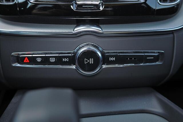 Volvo XC60 T8 Recharge AWD Plus Dark - Panorama/schuifdak - IntelliSafe Assist & Surround - 360º Camera - Harman/Kardon audio - Adaptieve LED koplampen - Verwarmde voorstoelen, stuur & achterbank - Parkeersensoren voor & achter - Elektr. bedienb. voorstoelen met geh