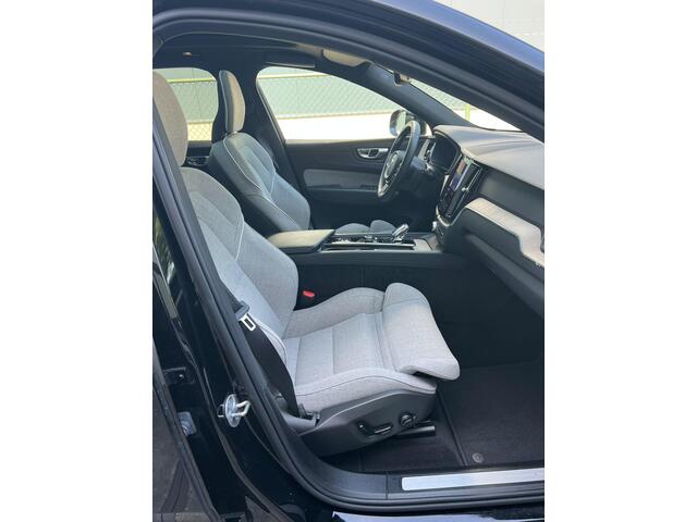 Volvo XC60 2.0 T6 Plug-in Hybrid AWD Plus Bright | PHEV | Trekhaak | Tailored Wool | 360 Graden Camera | Parkeersensoren | LED Koplampen Adaptief | Harman Kardon Audio | Alarm | Panoramadak | Elektrisch Verstelbare Voorstoelen | Stoelverwarming voor en achter | Keyl