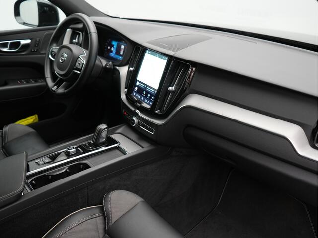 Volvo XC60 T6 AWD R-Design Long Range PHEV 398pk Dealer O.H | Trekhaak Af Fabriek | Panodak | Adaptive Cruise | Harman / Kardon | Camera | Lederen Sportstoelen Memory & Verwarmd | Keyless | Google Assist | Pilot Assist | Navigatie | Virtual | DAB | 21"L.M | Plug In 
