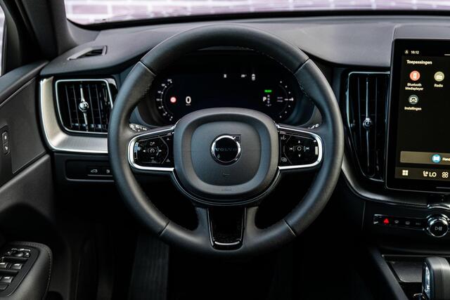 Volvo XC60 T6 Plug-in hybrid AWD Essential | Gratis Trekhaak | Adaptieve Cruise Control | Park assist | Getint Glas | Leder | Driver assist | Stoel- / stuurwielverwarming | All Season banden | Zwarte hemel