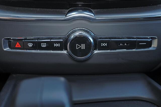 Volvo XC60 T6 Plug-in hybrid AWD Inscription Expression - Panoramadak - Intellisafe Assist/Surround - Harman Kardon Audio - Parkeercamera - Parkeersensoren v/a - Getint glas - Verwarmbare voorstoelen - Verwarmbare voorruit - Trekhaak semi-elektrisch inklapbaar
