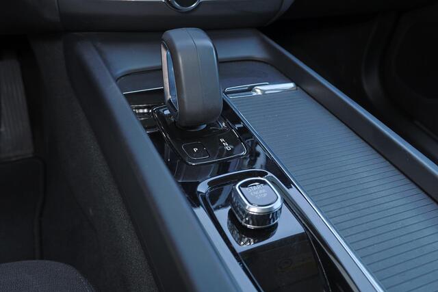 Volvo XC60 T6 Plug-in hybrid AWD Inscription Expression - Panoramadak - Intellisafe Assist/Surround - Harman Kardon Audio - Parkeercamera - Parkeersensoren v/a - Getint glas - Verwarmbare voorstoelen - Verwarmbare voorruit - Trekhaak semi-elektrisch inklapbaar