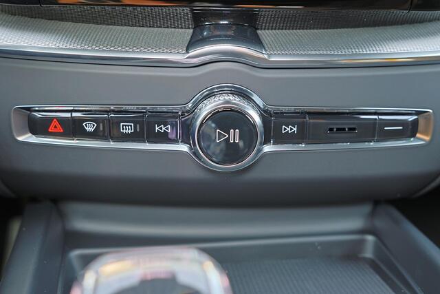 Volvo XC60 T6 Recharge AWD Plus Black Edition - IntelliSafe Assist & Surround - Harman/Kardon audio - Parkeercamera achter - Verwarmde voorstoelen, stuur & achterbank - Parkeersensoren voor & achter - Elektr. bedienb. voorstoelen met geheugen - Draadloze tel. lader 