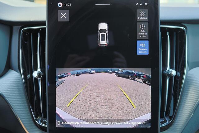 Volvo XC60 T6 Recharge AWD Plus Black Edition - Panorama/schuifdak - IntelliSafe Assist & Surround - Harman/Kardon audio - Parkeercamera achter - Verwarmde voorstoelen, stuur & achterbank - Parkeersensoren voor & achter - Elektr. bedienb. voorstoelen met geheugen - 