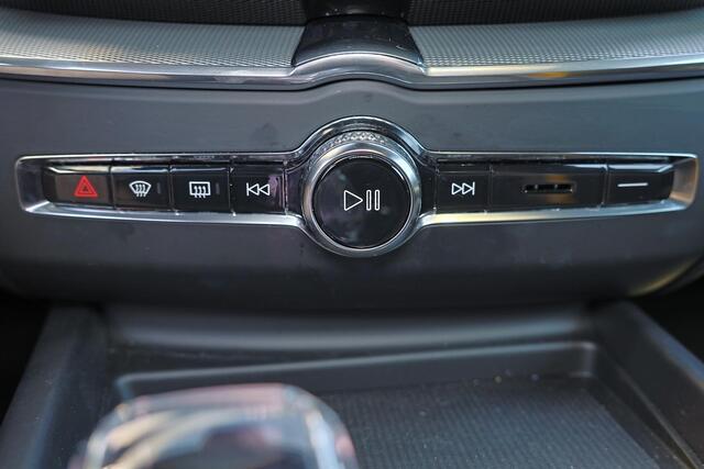 Volvo XC60 T6 Recharge AWD Plus Black Edition - Panorama/schuifdak - IntelliSafe Assist & Surround - Harman/Kardon audio - Parkeercamera achter - Verwarmde voorstoelen, stuur & achterbank - Parkeersensoren voor & achter - Elektr. bedienb. voorstoelen met geheugen - 